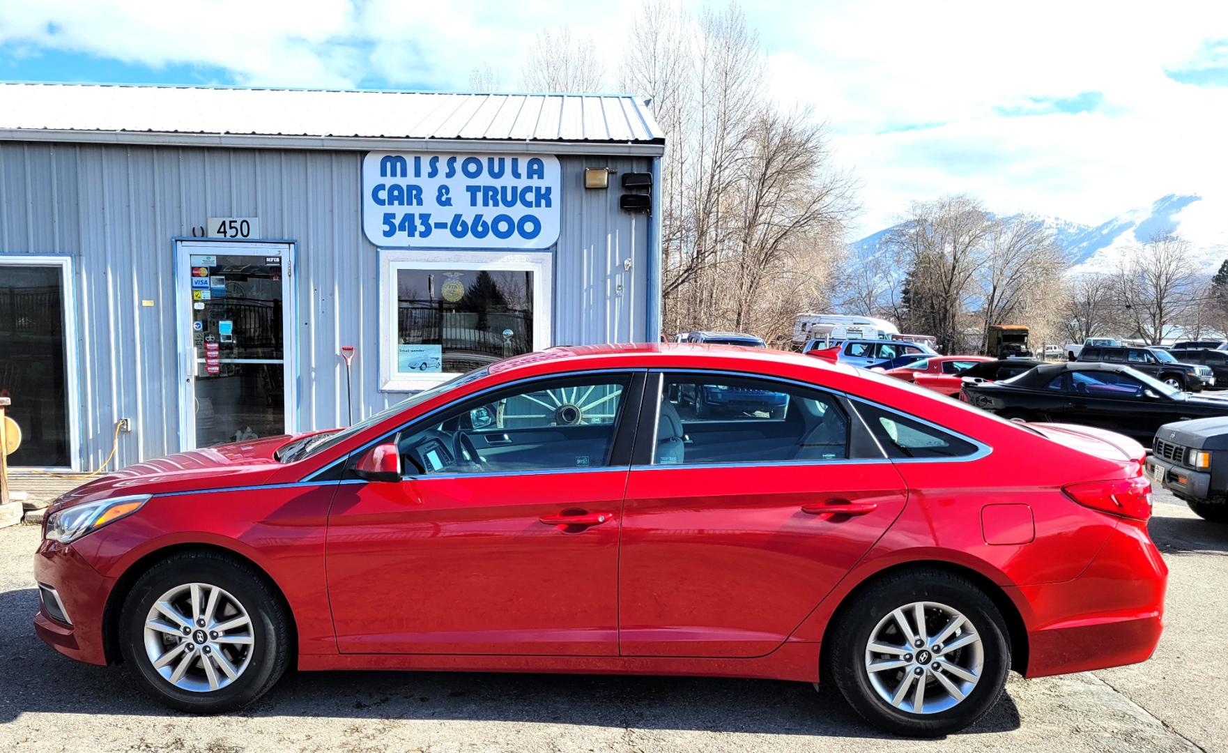 2017 Red /Gray Hyundai Sonata SE (5NPE24AF5HH) with an 2.4L I4 engine, 6 Speed Automatic transmission, located at 450 N Russell, Missoula, MT, 59801, (406) 543-6600, 46.874496, -114.017433 - Really Nice 1 Owner Sedan. Scarlett Red. 6 Speed Automatic. 2.4L I4. Air. Cruise. Tilt. Bluetooth. backup Camera. AM FM Satellite CD Player. Power Windows and Locks. - Photo#0